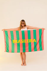 Canga saia brasileira Areia Crôa com estampa colorida, feita de tecido leve para uso na praia ou piscina.