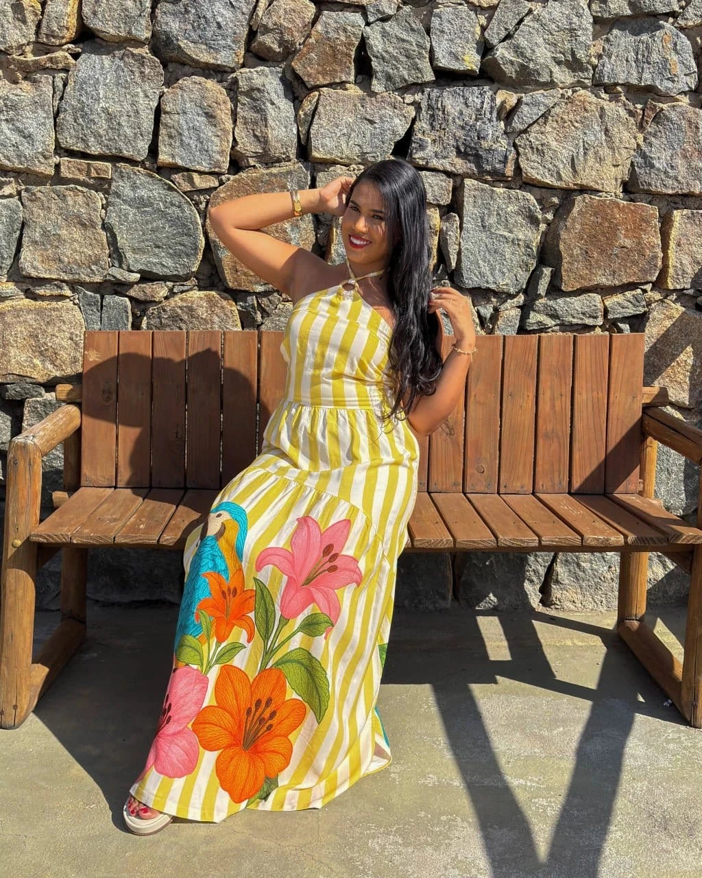 Vestido Arara Areia Crôa com estampa colorida de araras e detalhes femininos, ideal para ocasiões especiais.