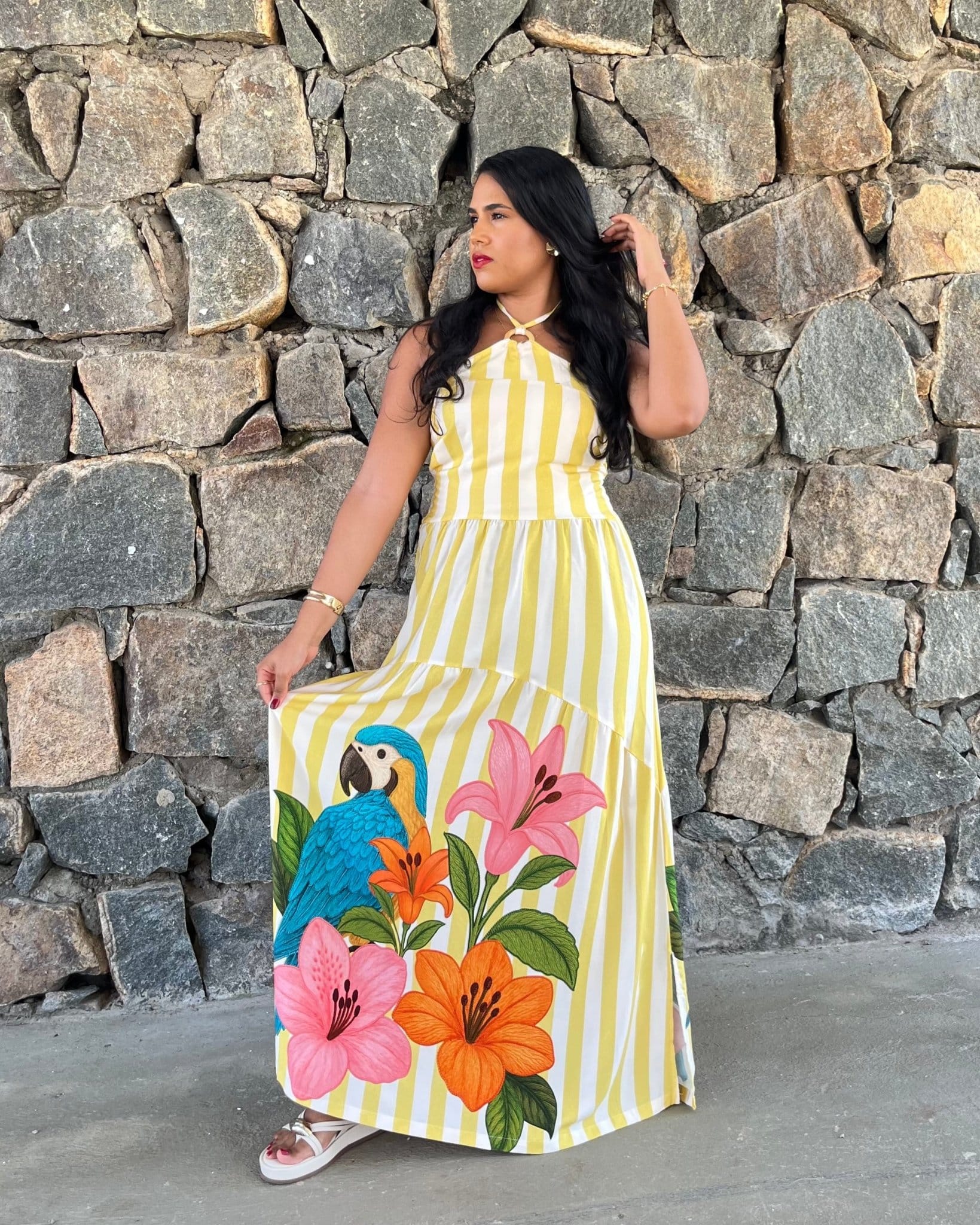 Vestido Areia Crôa com estampa de araras coloridas, vestido feminino de tecido leve e confortável para ocasiões casuais.