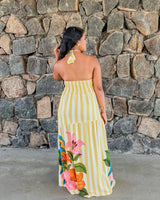 Vestido Areia Crôa com estampa de arara, vestido feminino com cores vibrantes e detalhes tropicais.
