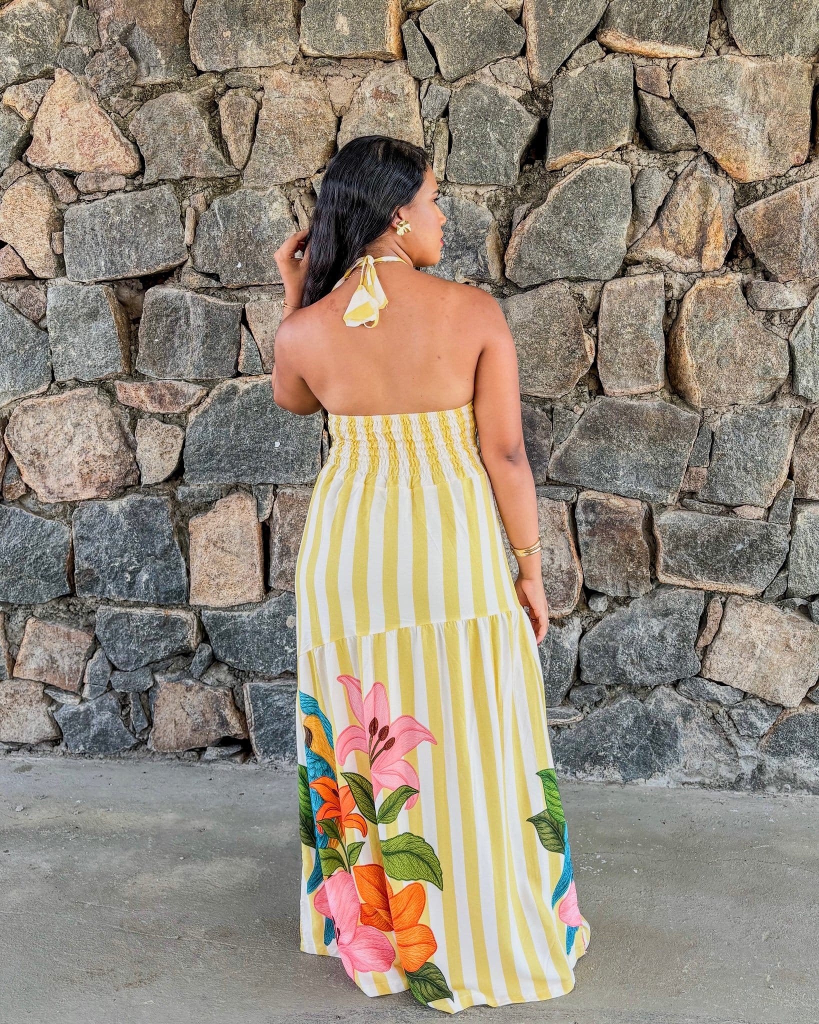 Vestido Areia Crôa com estampa de arara, vestido feminino com cores vibrantes e detalhes tropicais.