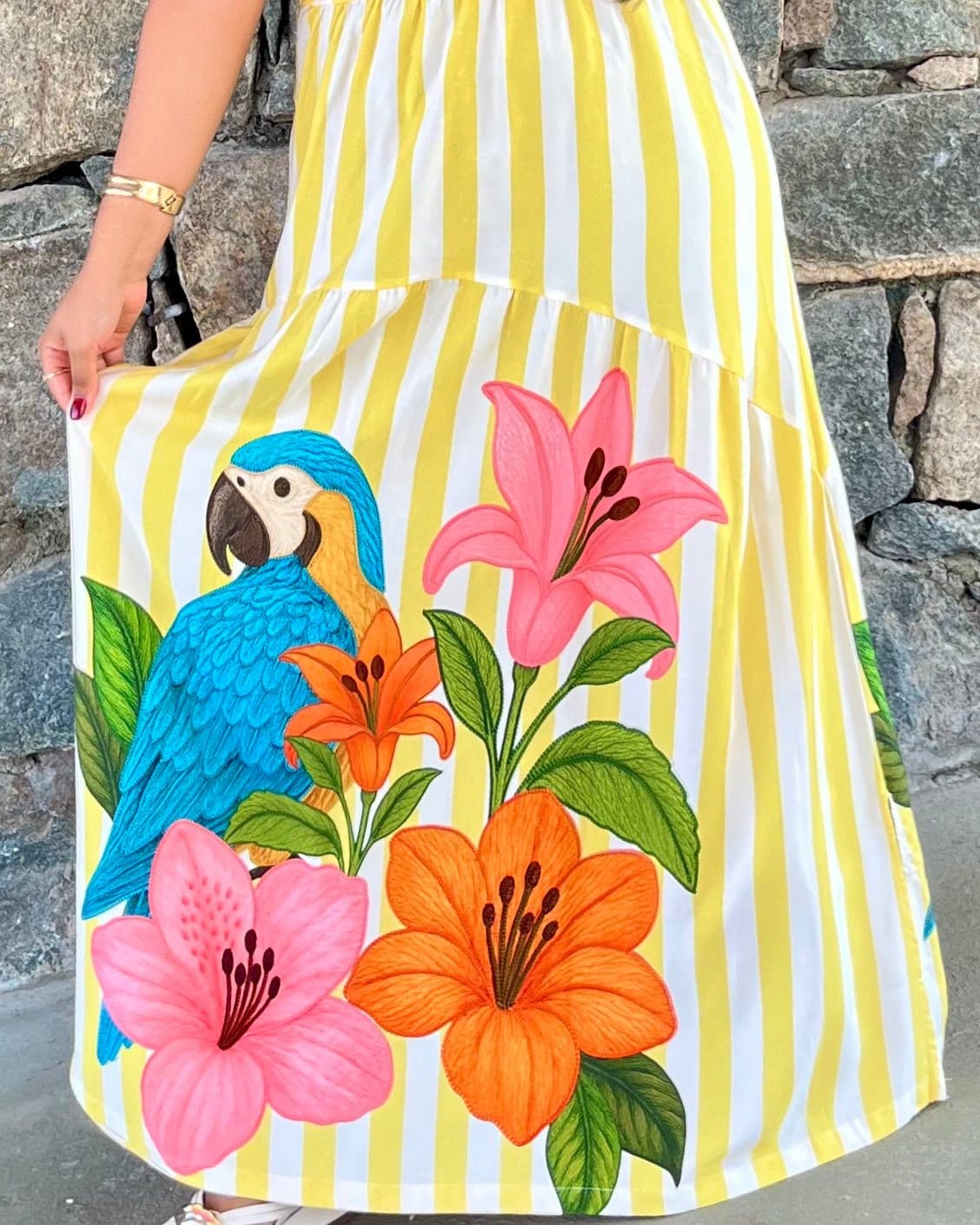 Vestido Areia Crôa Arara com estampa colorida e detalhes femininos, ideal para looks tropicais e casuais.