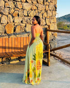 Vestido Cítrus da marca Areia Crôa, com tecido leve e estampa vibrante, exibido em close-up com detalhes de cores vivas.