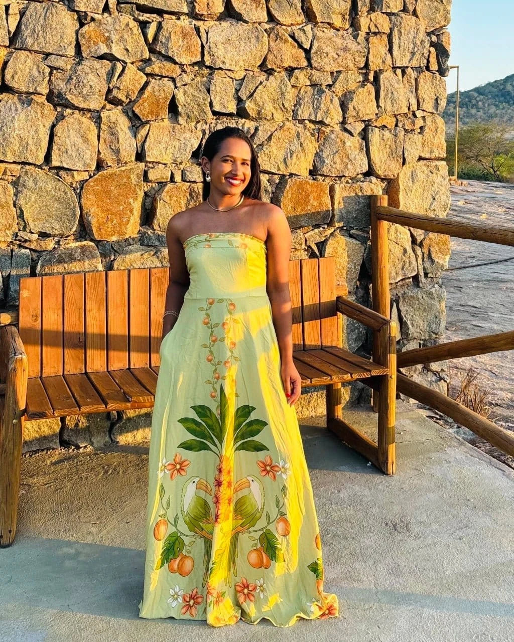 Vestido Cítrus da Areia Crôa, vestido feminino com estampa vibrante, mostrado em uma modelo usando na imagem.