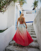 Vestido degradê romance da Areia Crôa com detalhes delicados, tecido fluido e estilo feminino, visto em close na imagem.