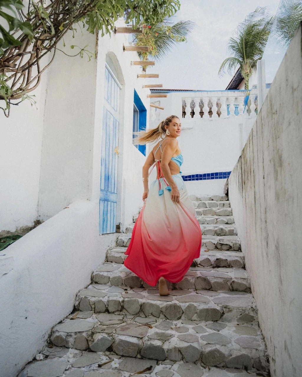Vestido Degradê Romance da Areia Crôa, com detalhes femininos e cores suaves, mostrado em close na imagem.