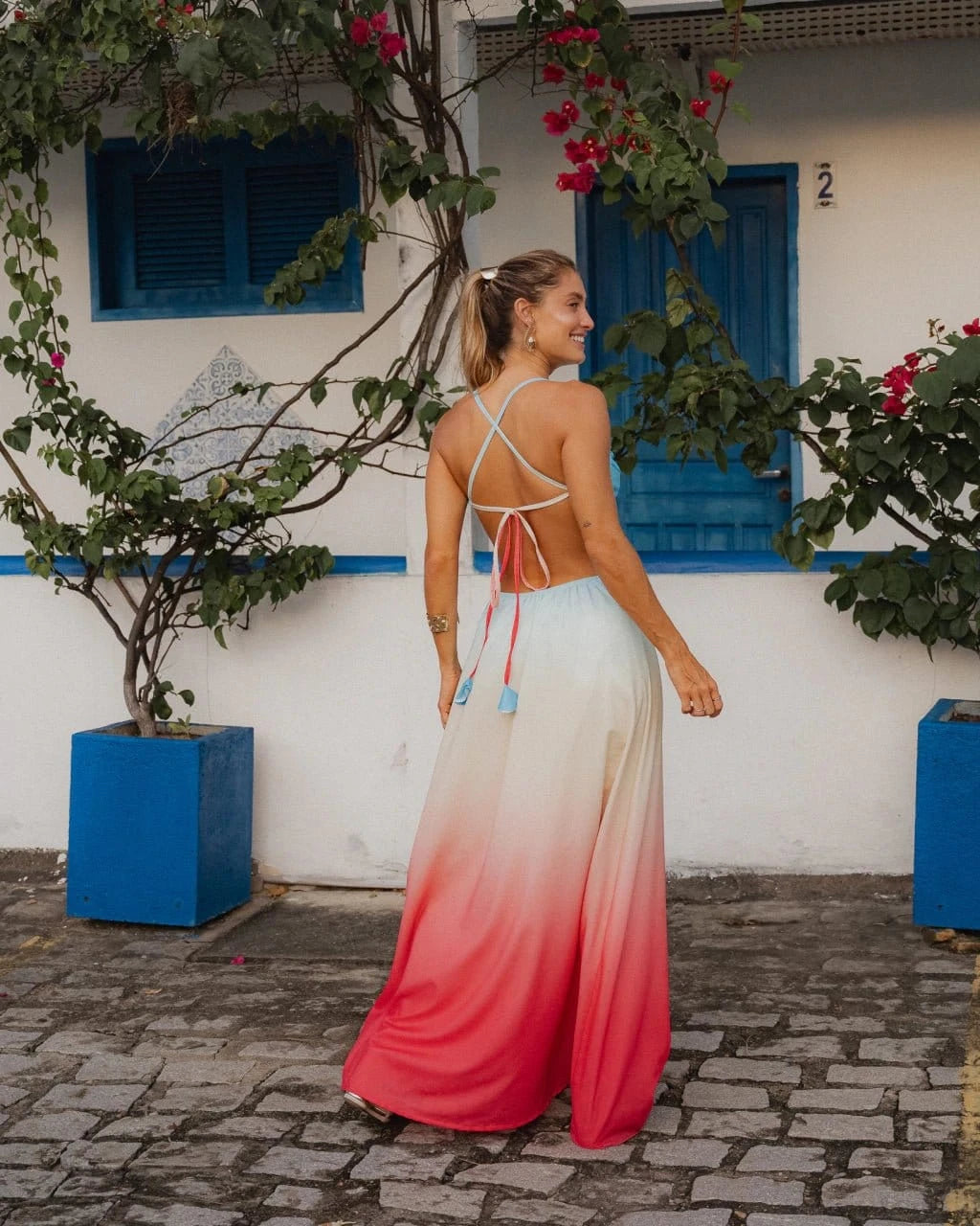 Vestido degradê romance da Areia Crôa com detalhes femininos, tecido leve e elegante para ocasiões especiais.