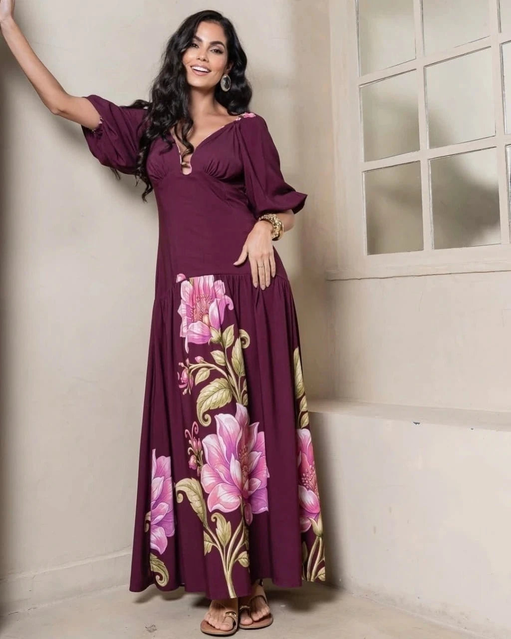 Vestido Florá Serena da Areia Crôa com estampa floral, tecido leve e design elegante, ideal para ocasiões especiais.