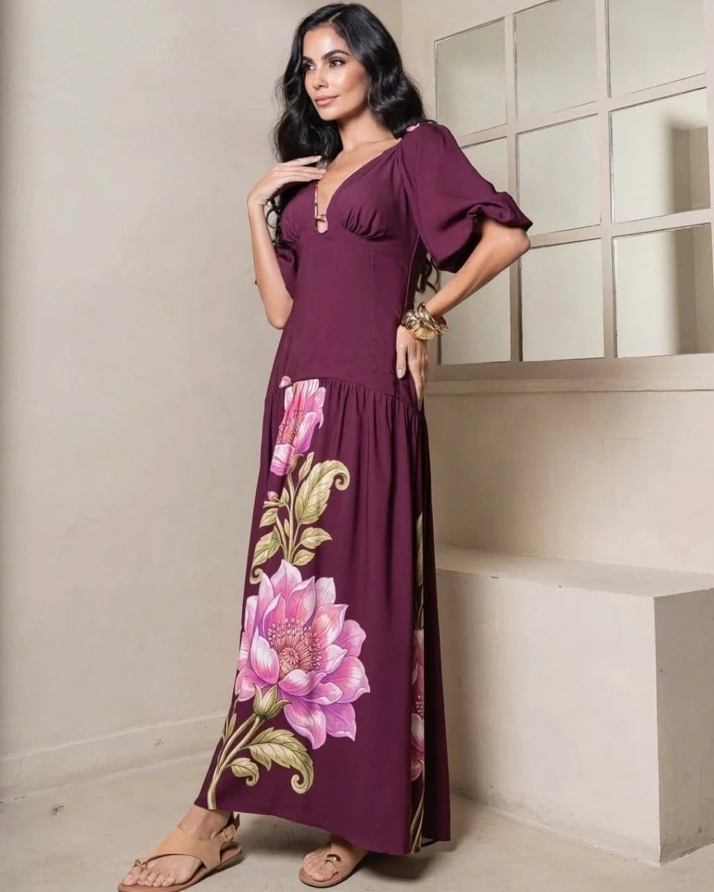 Vestido florido Serena da marca Areia Crôa, com detalhes delicados e tecido leve, ideal para ocasiões casuais.