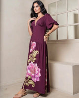 Vestido florido Serena da marca Areia Crôa, com detalhes delicados e tecido leve, ideal para ocasiões casuais.