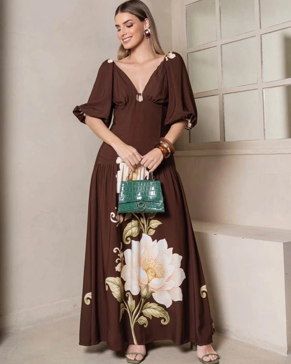 Vestido Serena da Areia Crôa com estampa floral, modelo feminino, tecido leve e detalhes delicados.