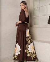Vestido floral Serena da marca Areia Crôa, com estampa colorida e tecido leve, ideal para ocasiões casuais e verão.