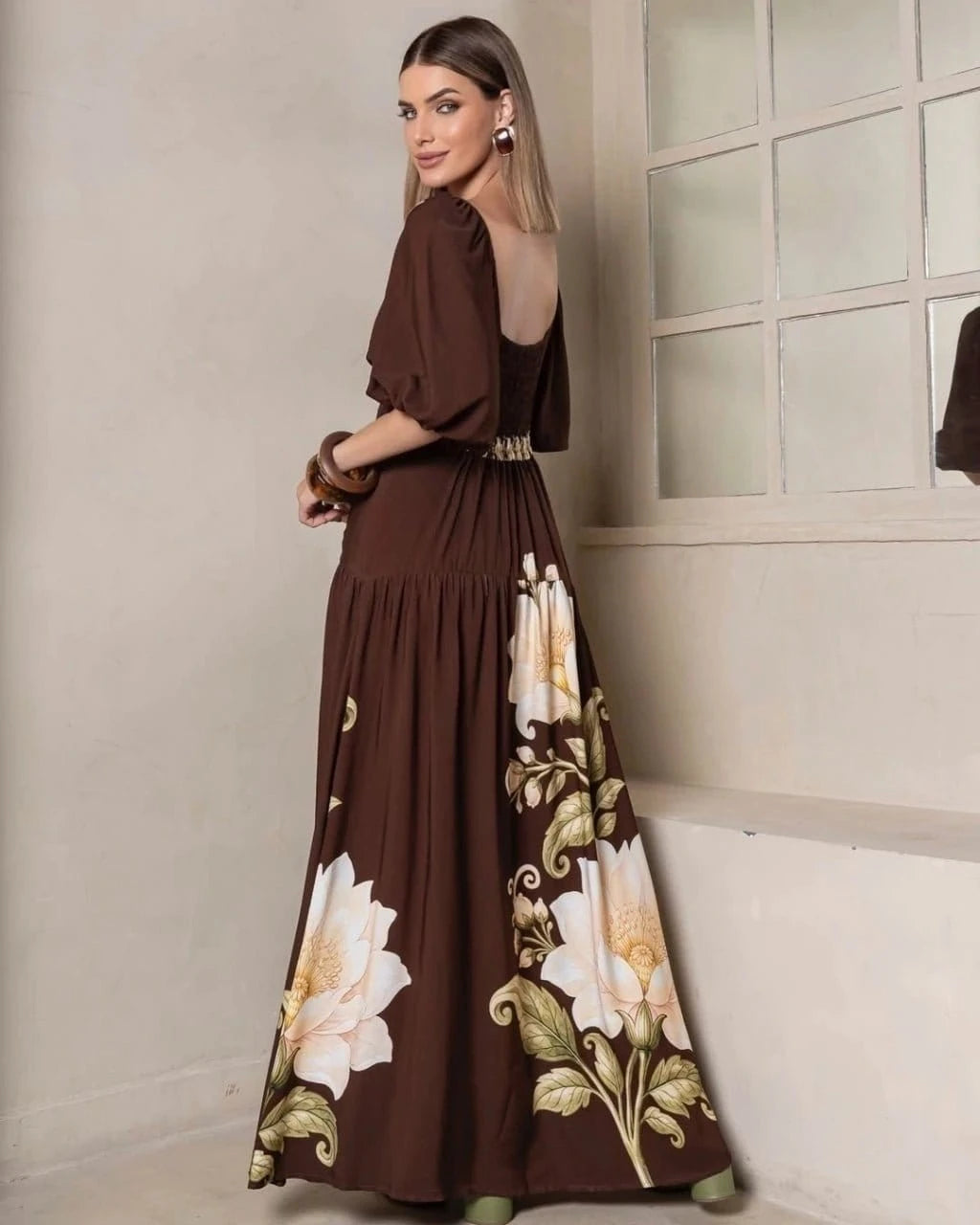 Vestido floral Serena da marca Areia Crôa, com estampa colorida e tecido leve, ideal para ocasiões casuais e verão.