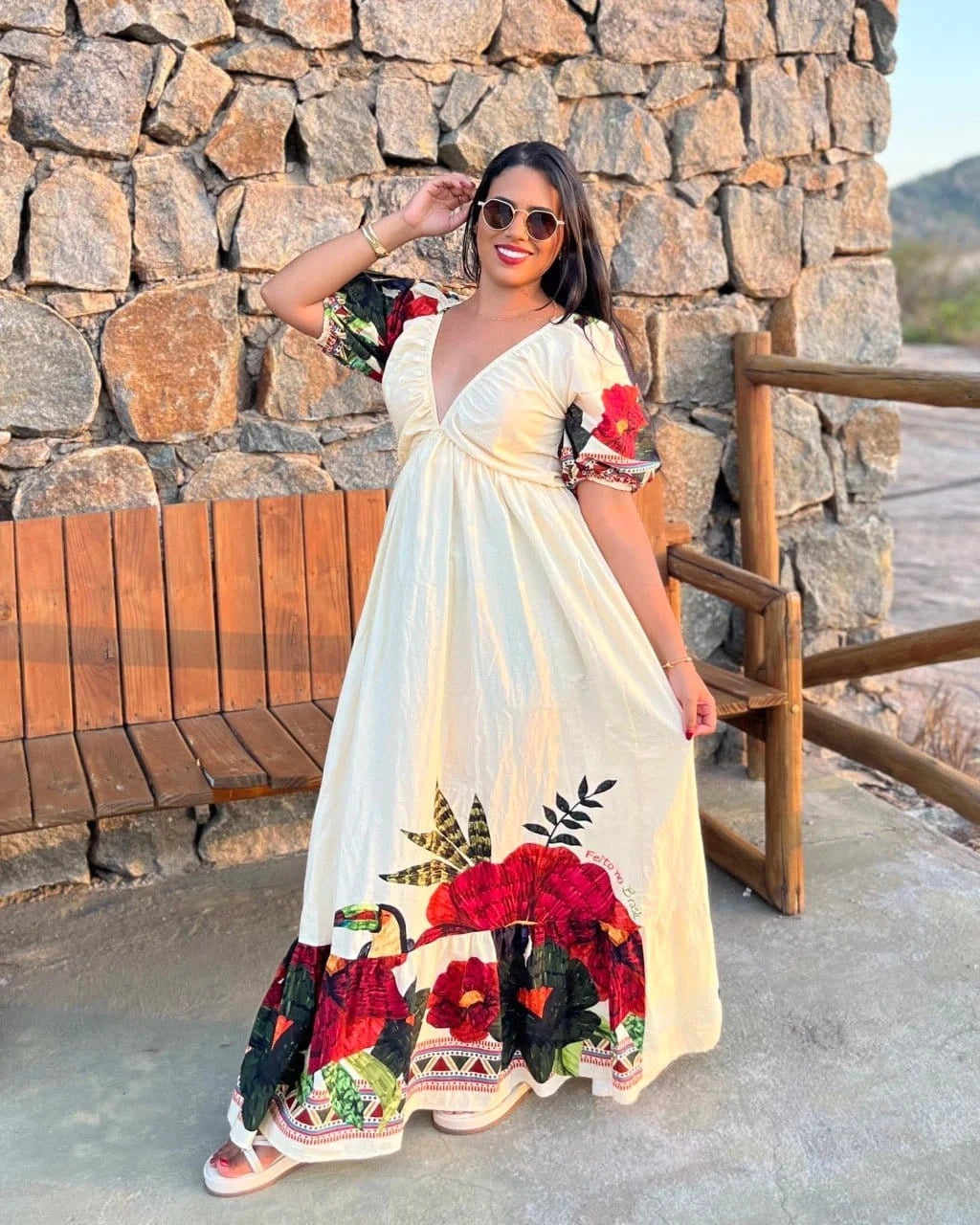 Vestido Areia Crôa Ipanema, confortável e estiloso, com estampa vibrante e detalhes femininos.