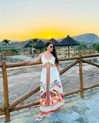 Vestido Tropicana da marca Areia Crôa, com estampa colorida e tecido leve, ideal para o verão, exibido em close na imagem.