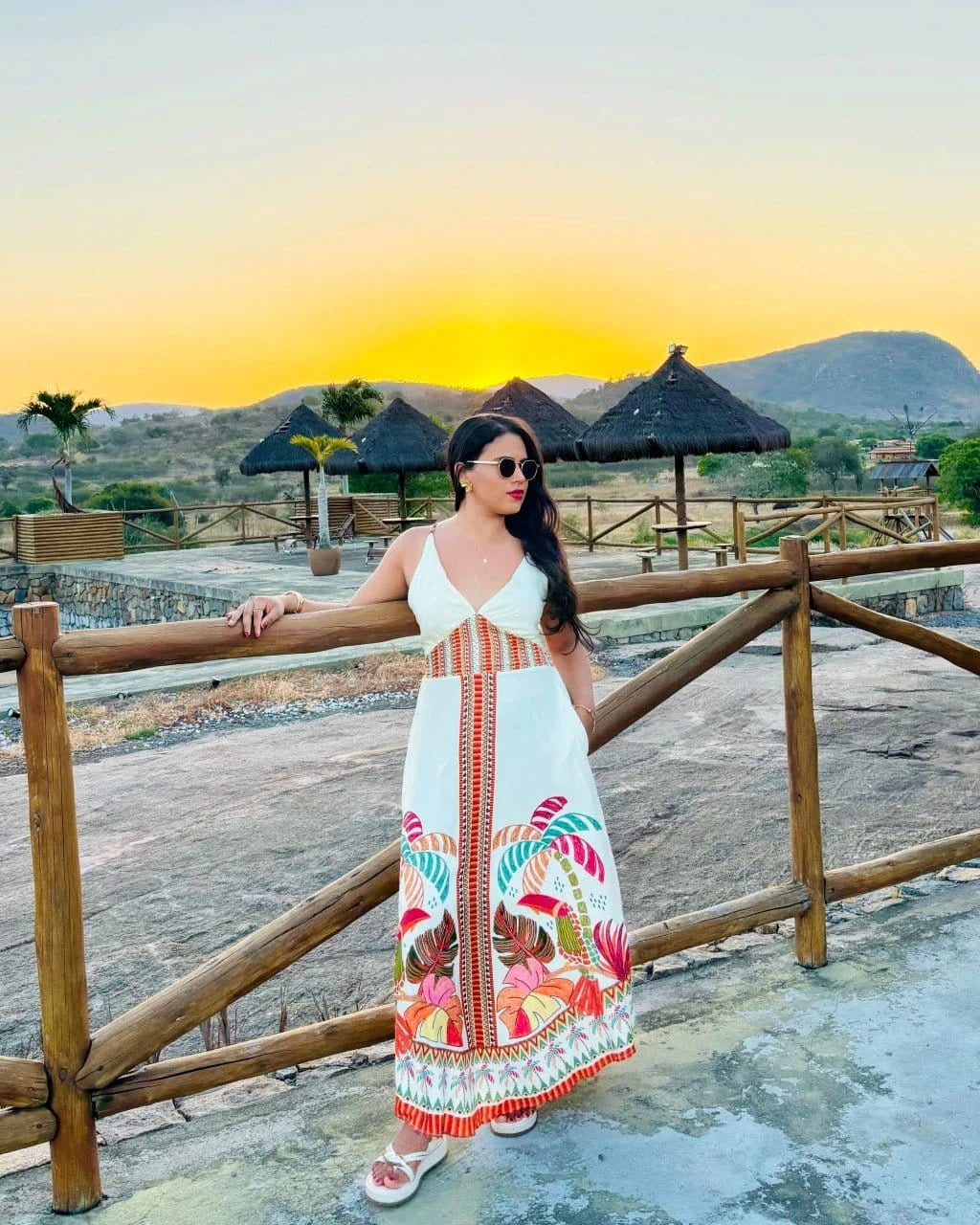 Vestido Tropicana da marca Areia Crôa, com estampa colorida e tecido leve, ideal para o verão, exibido em close na imagem.