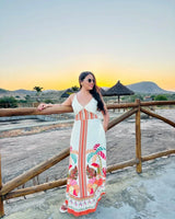 Vestido Tropicana da Areia Crôa, com estampa vibrante e detalhes leves, ideal para looks casuais e de verão.