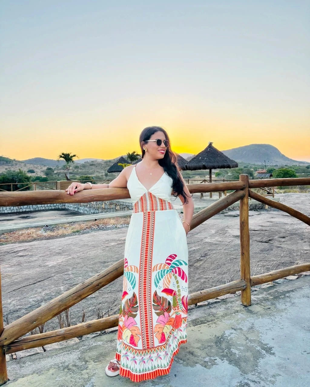 Vestido Tropicana da Areia Crôa, com estampa vibrante e detalhes leves, ideal para looks casuais e de verão.