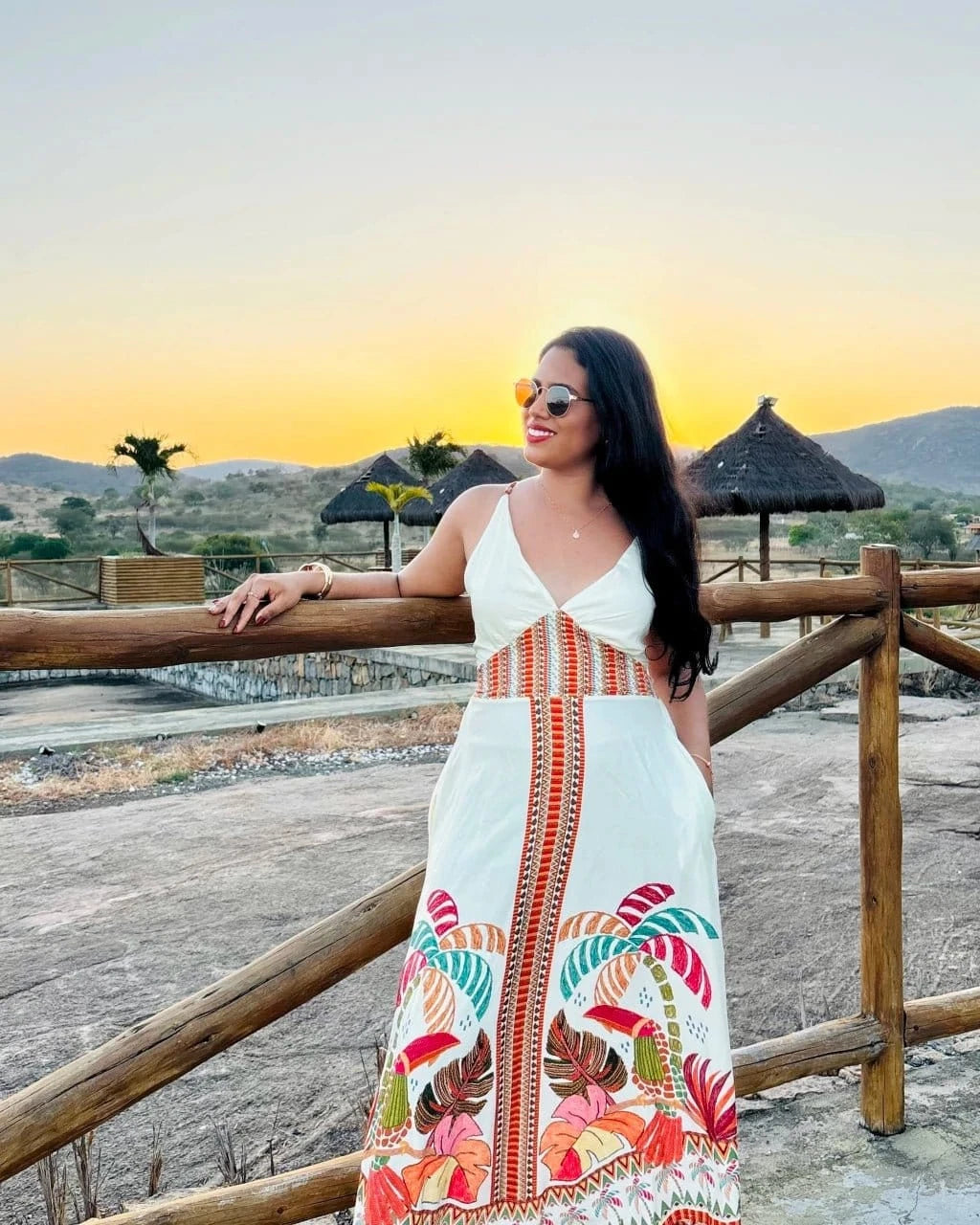 Vestido Tropicana da Areia Crôa, com estampa colorida e tecido leve, exibido em close na imagem.
